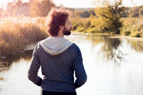 Hombre respirando en la naturaleza