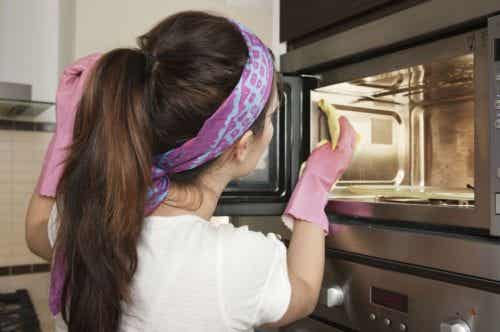 Limpiar el horno de la cocina es totalmente posible gracias a estos ingredientes naturales.