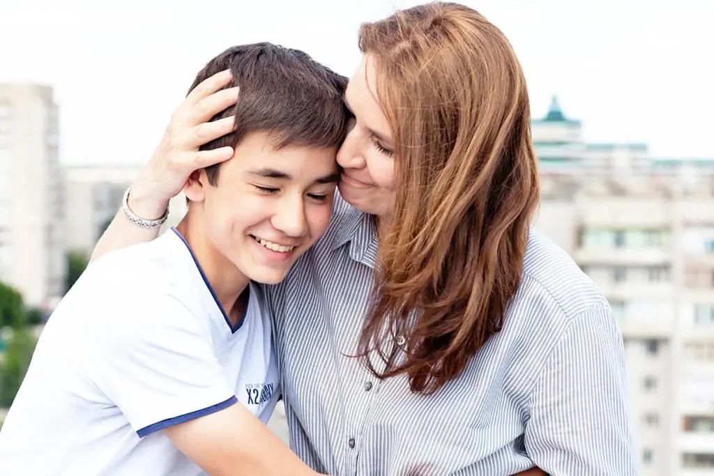 Madre orgullosa de su hijo.