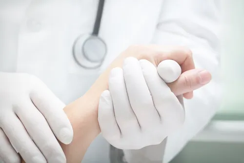 Si tienes una línea negra en la uña, ve al médico.