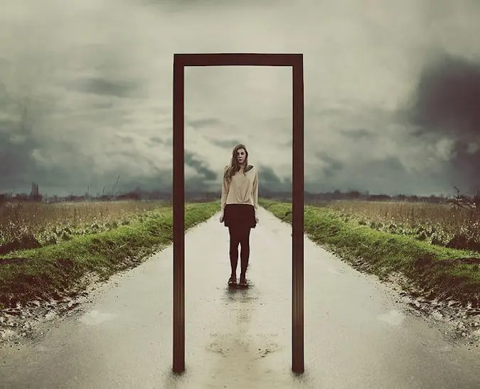Mujer en el umbral de una puerta