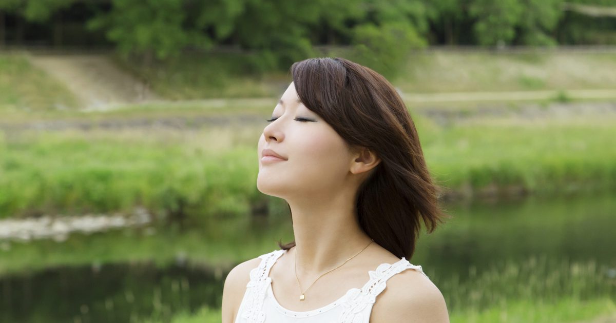 Mujer japonesa respirando