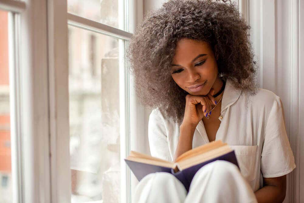 Mujer leyendo sobre crecimiento personal.