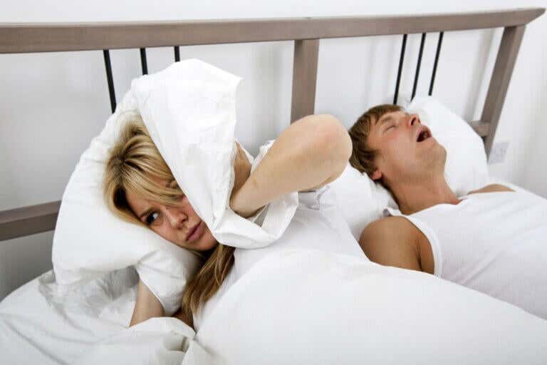 ¿Tu pareja habla por la noche mientras duerme?