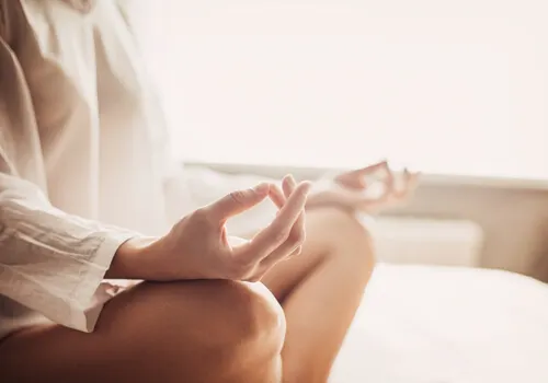 Mujer practicando la meditación