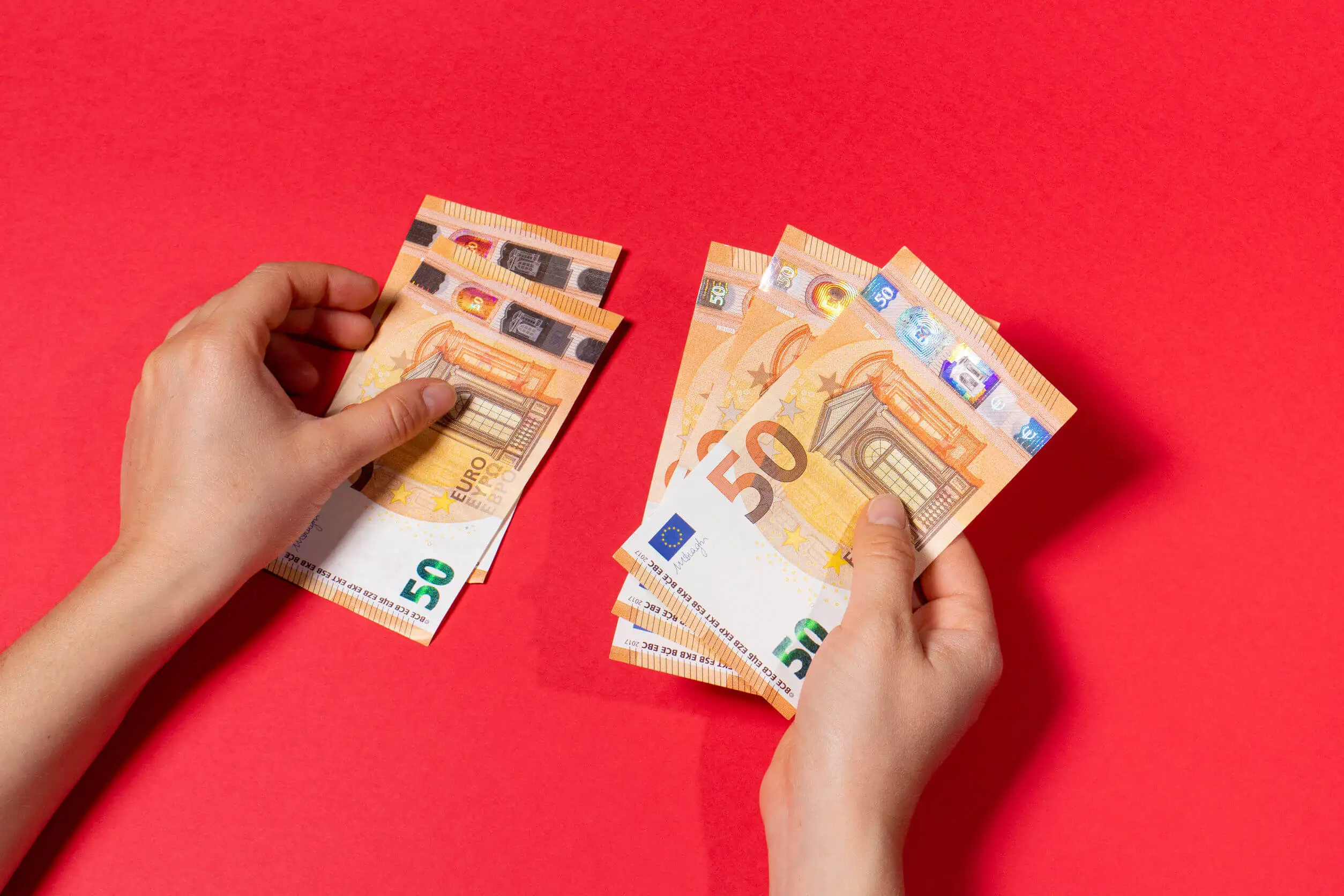 Euro sobre fondo rojo