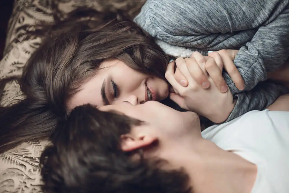 Pareja junta besándose