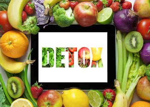 Frutas y verduras con la incripción "Detox"