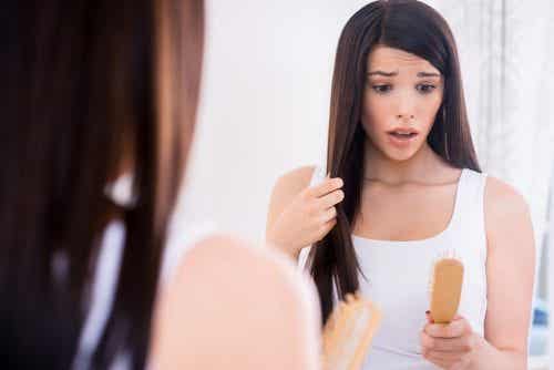 Una dieta poco equilibrada puede acarrear problemas como la caída del cabello. 