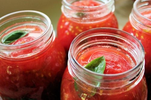 Tomates rojos frescos embotellados