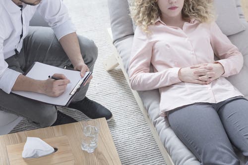 La terapia psicológica ayuda a tratar la esquizofrenia.
