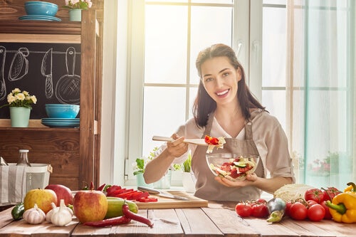 Mujer en la cocina partiendo verduras para potenciar la memoria