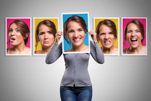Mujer con varias caras mostrando cambios de humor extremos
