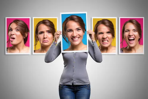 Mujer con varias caras mostrando cambios de humor extremos