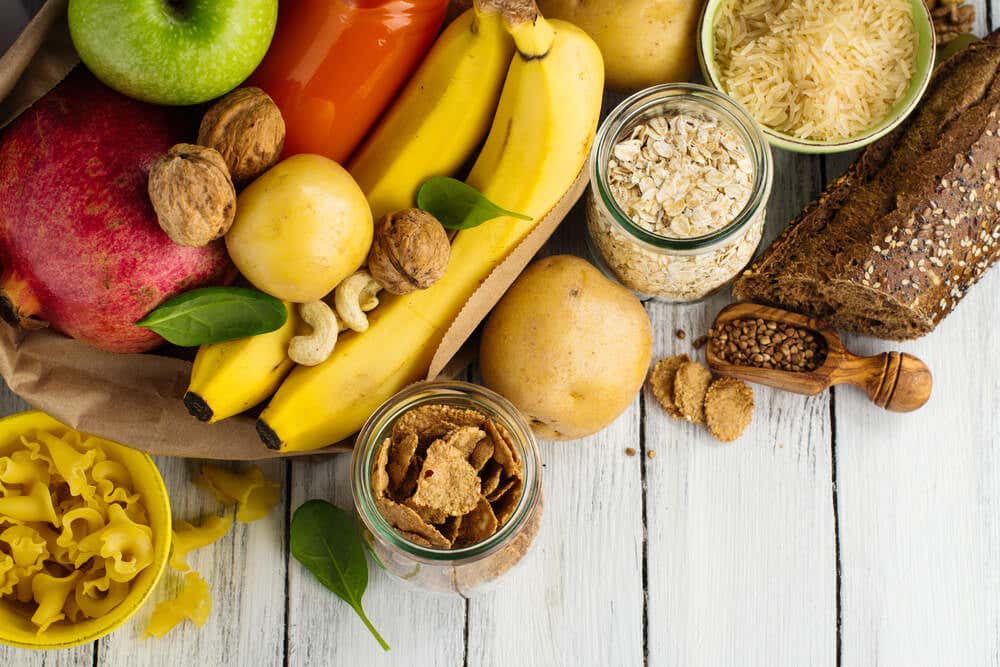 Alimentos con carbohidratos saludables: plátanos, manzanas, nueces, pasta, cereales