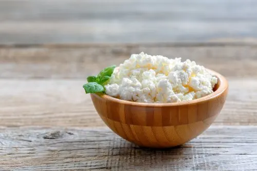 Queso en un bol.