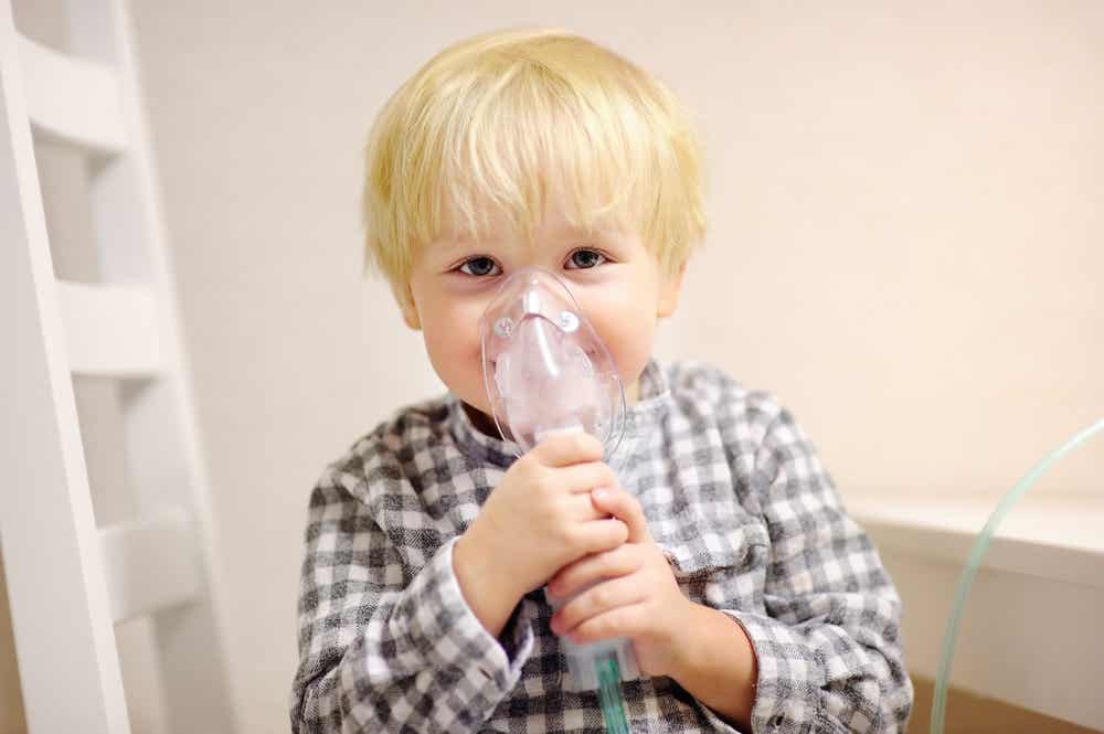 Niño con inhalador