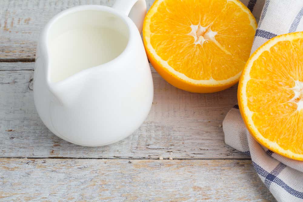Cáscara de naranja y leche para aclarar las manos
