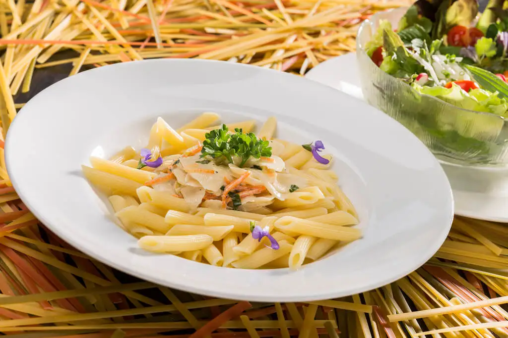 Pâtes cuites sur une assiette.