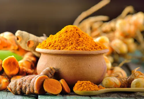 Polvo y raíz de cúrcuma.