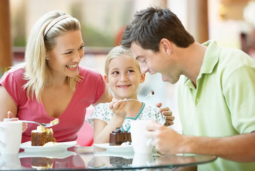 Familia comiendo un postre
