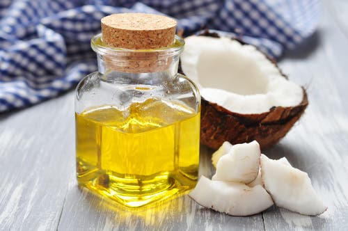Enjuague-con-aceite-de-coco-contra-el-mal-aliento
