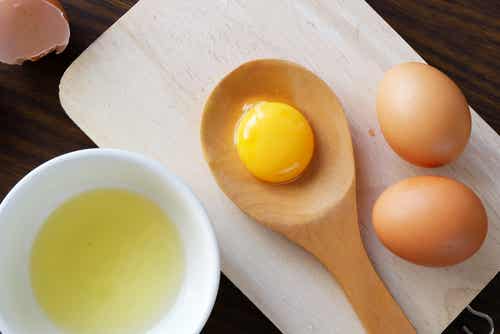 Huevos, clara y yema de huevo.