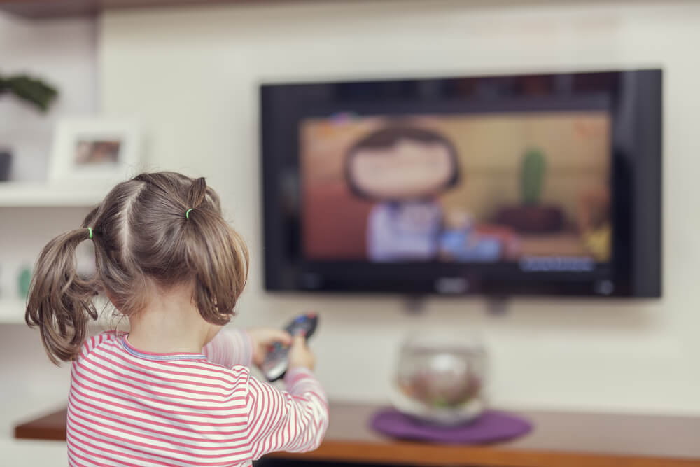 Niña mirando television.