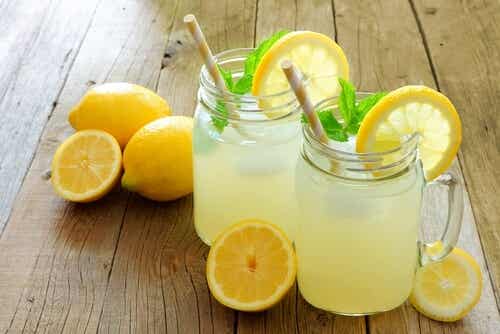 beneficios de beber limonada