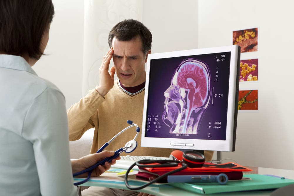 Las causas de pinchazos en la cabeza incluyen la migraña