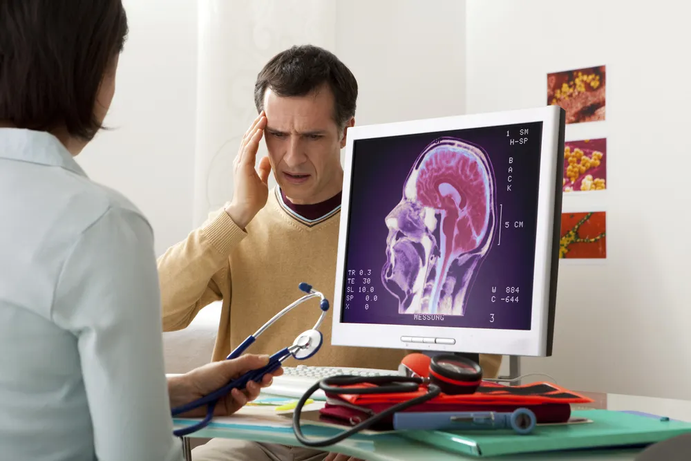 Las causas de pinchazos en la cabeza incluyen la migraña