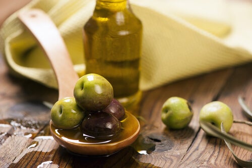 Mascarilla simple de aceite de oliva para cabello suave