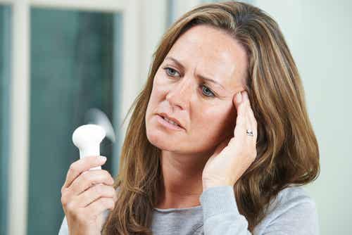 Mujer con bochornos en la menopausia