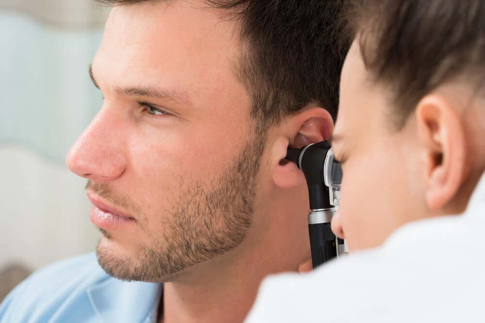 Para tener unos oídos saludables, evita introducir objetos en su interior.