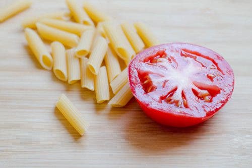 Macarrones con un tomate.