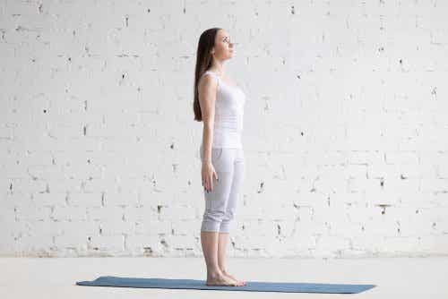 Mujer en postura de yoga