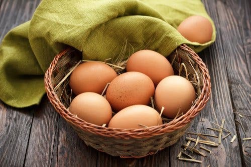 Cesta de huevos con un trapo verde
