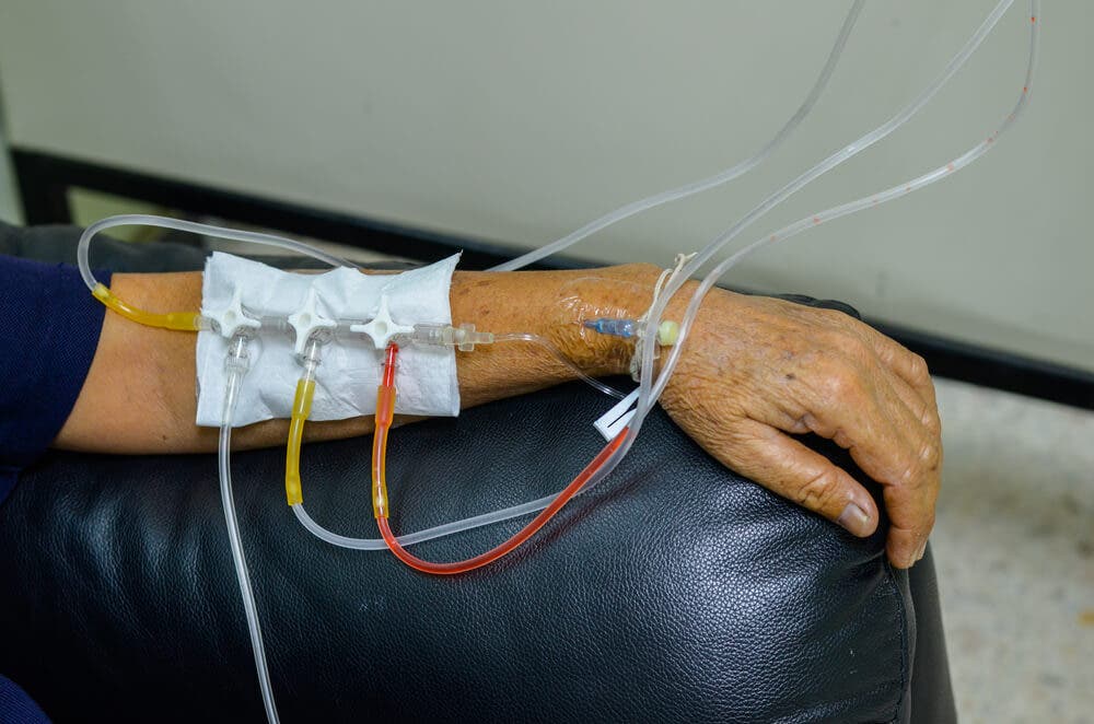 En mann på et sykehus