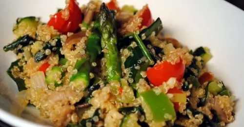 Ensalada griega con quinoa