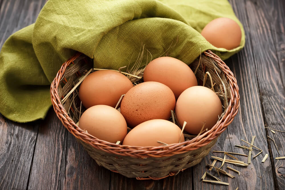 Des œufs dans un panier.