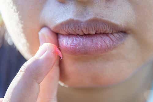 Mujer tocándose los labios