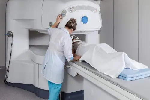 Tratamiento de radioyodo frente al hipertiroidismo.