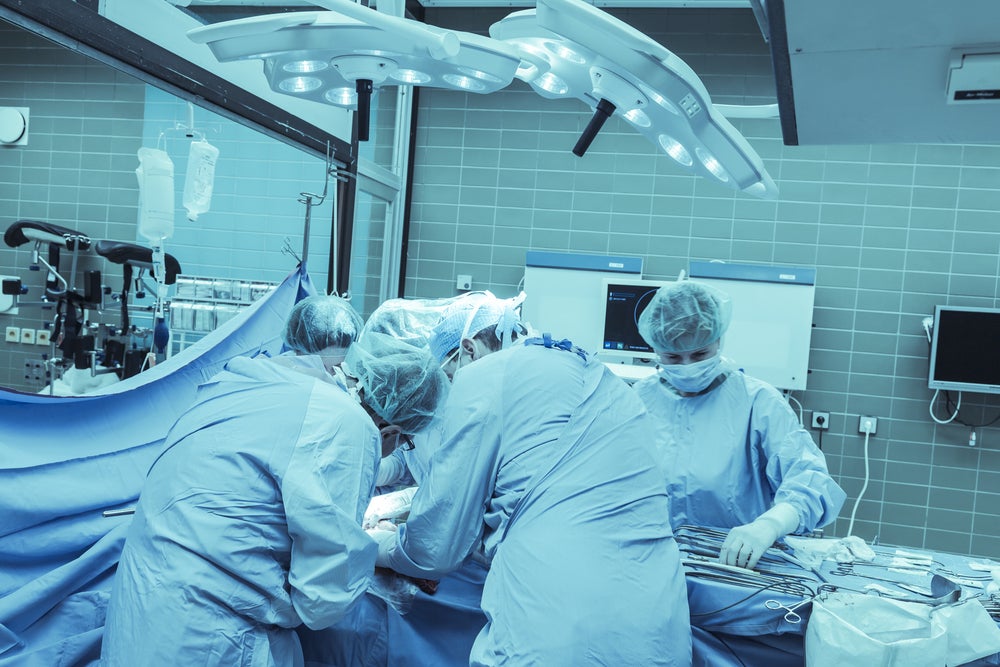Cirujanos en el quirófano practicando una necrosectomía como tratamiento de la pancreatitis