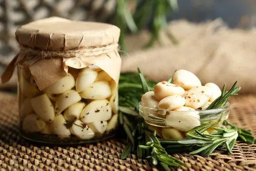 aceite aromatizado de romero y ajo