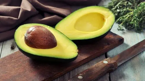 El aguacate le da brillo a tu cabello