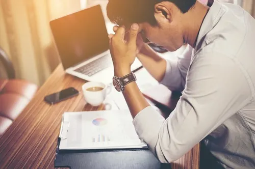 hombre que sufre dolor de cabeza por estrés