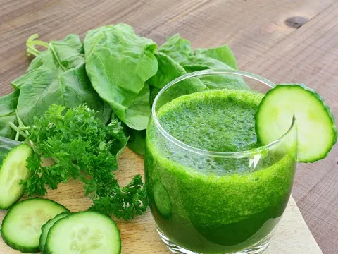 Batido verde y verduras: pepino, espinaca y perejil.