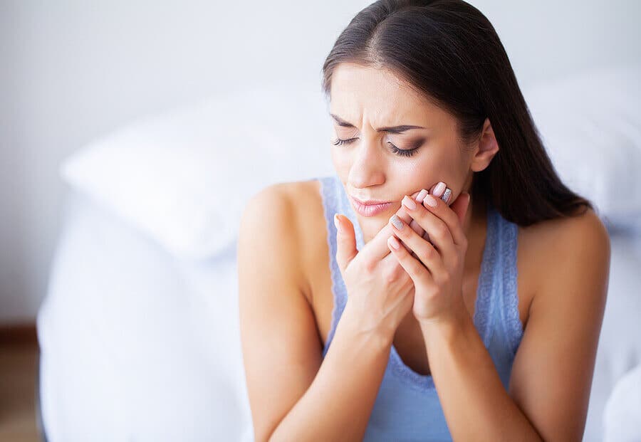 Chica con dolor de mandíbula.
