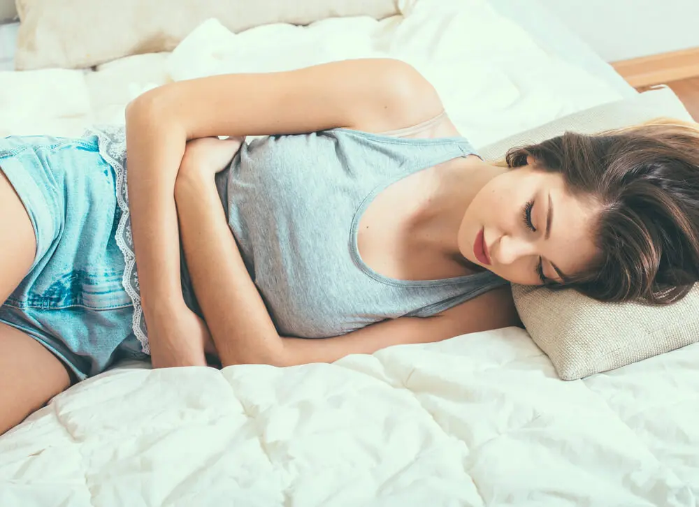 Mujer con molestias menstruales