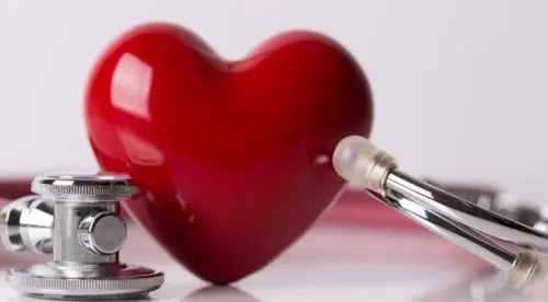 corazón con estetoscopio